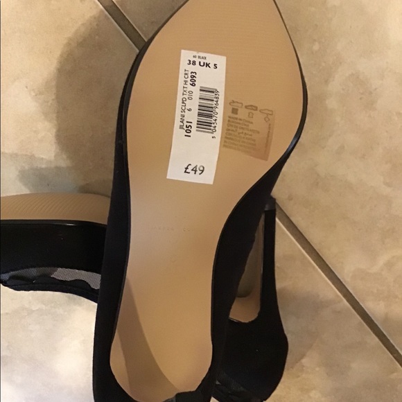 💥 MOVING SALE💥 Scallop Black Pumps - Picture 5 of 9